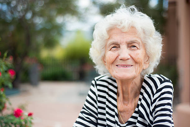 belle femme senior portrait expression heureuse - octogénaire et plus photos et images de collection