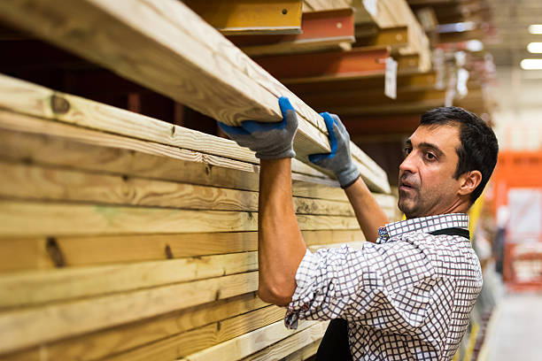 trabajar en un almacén de madera/madera - madera material de construcción fotografías e imágenes de stock