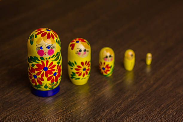 ロシアのネスティング人形、バブシュカ、マトリョーシカ - babushka russian nesting doll doll green ストックフォトと画像