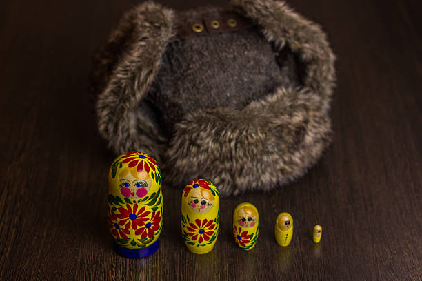 耳を上げた冬�の帽子の耳のフラップとマトリョーシカ - babushka russian nesting doll doll green ストックフォトと画像