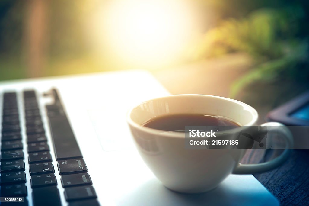 Laptop und Kaffeetasse im Café - Lizenzfrei Arbeiten Stock-Foto