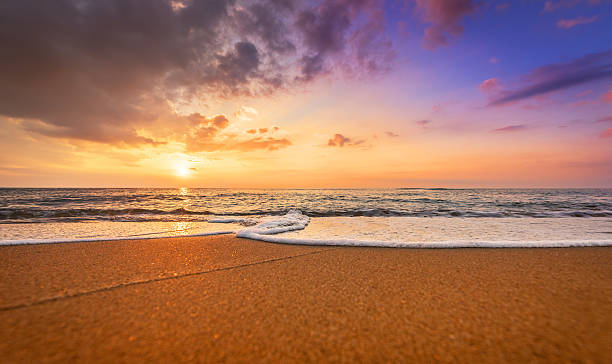 coloré coucher de soleil sur la plage de l'océan. - carmen island photos et images de collection