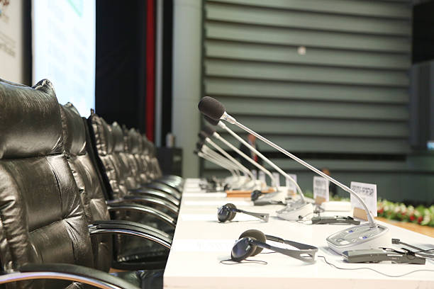 salle de réunion - simultaneous interpreter photos et images de collection