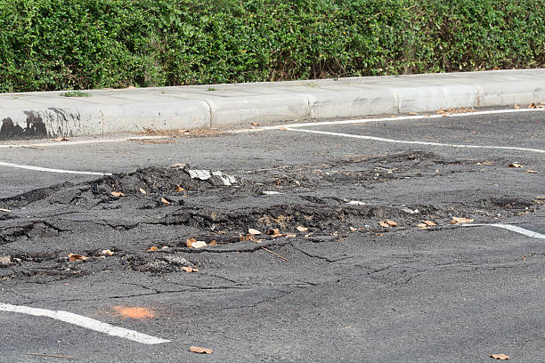 superfície de asfalto na rua - pot hole - fotografias e filmes do acervo