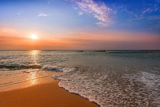 きらめく海のビーチの日の出。 - fort lauderdale fort florida beach ストックフォトと画像