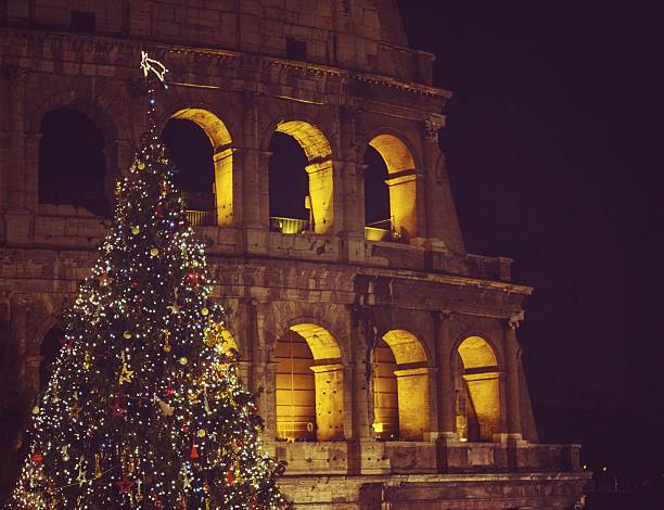 albero di natale davanti al colosseo - coliseum rome flavian roman foto e immagini stock