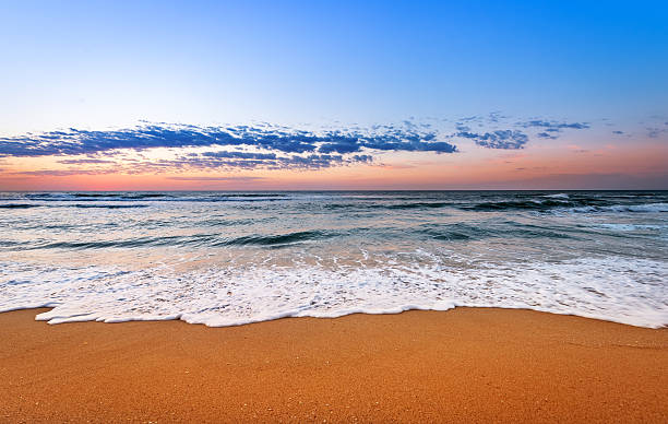 coloré coucher de soleil sur la plage de l'océan avec ciel d'un bleu profond. - carmen island photos et images de collection