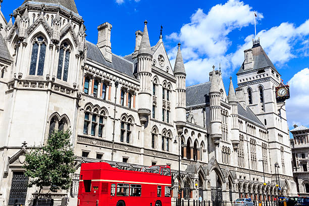 königliche gerichtshöfe in london - royal courts of justice stock-fotos und bilder