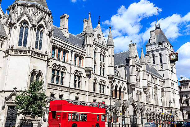 tribunaux royal courts of justice à londres - royal courts of justice photos et images de collection