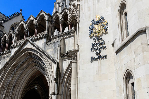 tribunaux royal courts of justice à londres - tall photos et images de collection