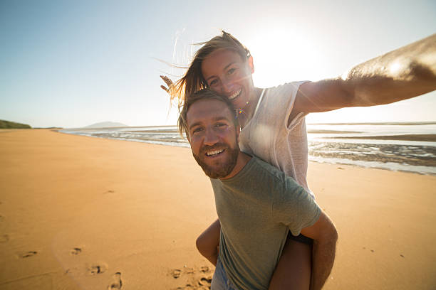 selfie : paar fängt lustige momente am strand ein - besondere anlässe stock-fotos und bilder