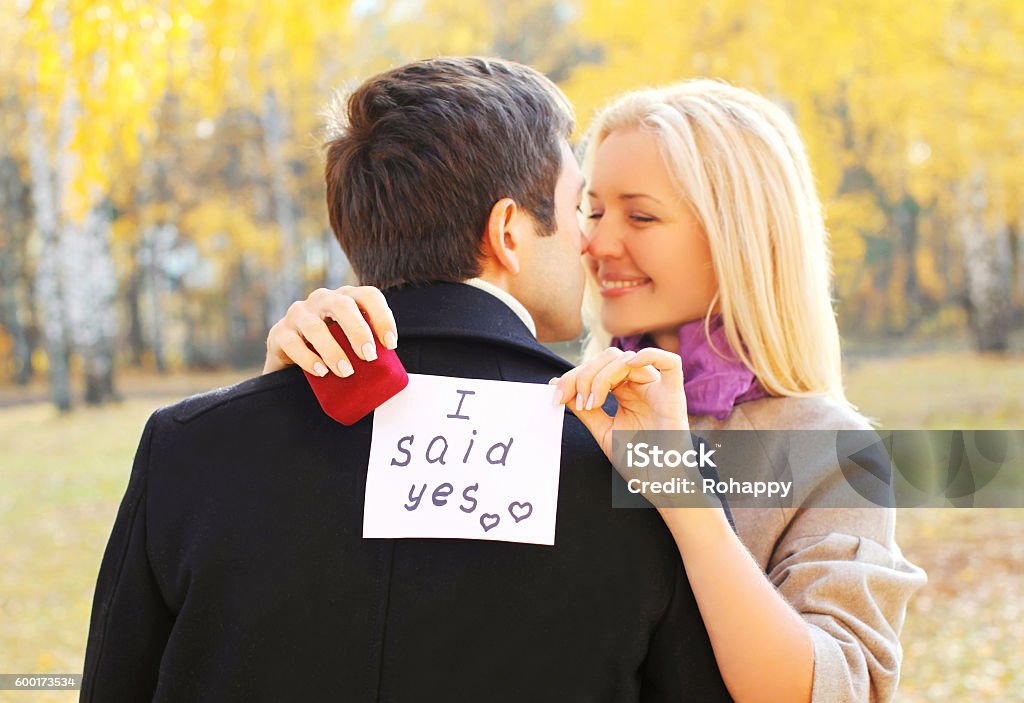 paar, Mann schlägt eine Frau, um roten Box-Ring zu heiraten - Lizenzfrei Verlobungsring Stock-Foto