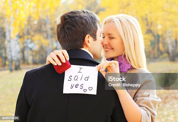 Paar Mann Schlägt Eine Frau Um Roten Boxring Zu Heiraten Stockfoto und mehr Bilder von Verlobungsring