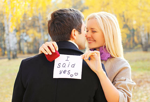 пара, мужчина предлагает женщине выйти замуж за кольцо красной коробке - помолвка фотографии стоковые фото и изображения