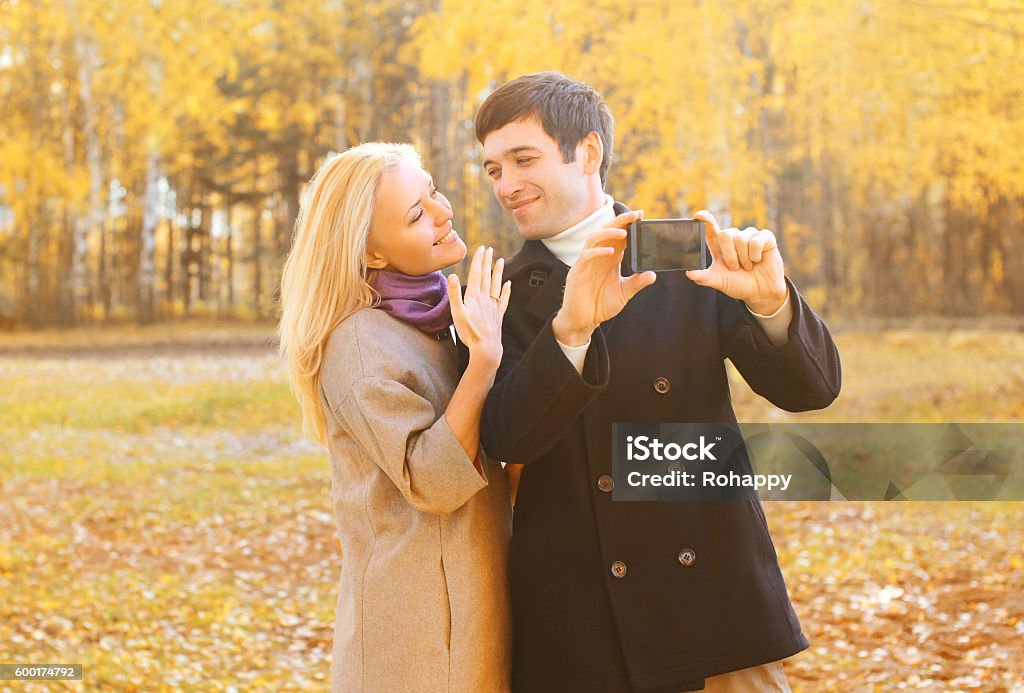 Paar macht Bild Selbstporträt auf Smarphone im Herbsttag - Lizenzfrei Selfie Stock-Foto