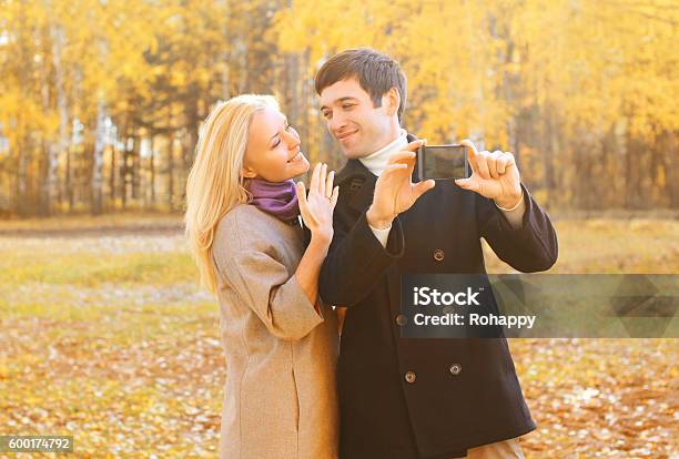 Paar Macht Bild Selbstporträt Auf Smarphone Im Herbsttag Stockfoto und mehr Bilder von Selfie