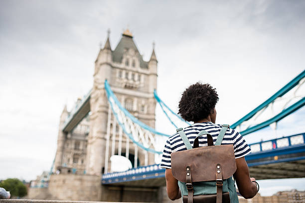 индивидуальный путешественник в районе тауэрского моста, читающих карту - famous place beautiful london england young adult стоковые фото и изображения