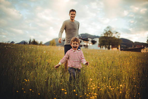 godersi la natura  - spring child field running foto e immagini stock