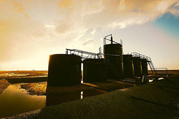 zbiorniki na olej na farmie po deszczu z burzliwym zachodem słońca - fuel storage tank fossil fuel farm refueling zdjęcia i obrazy z banku zdjęć