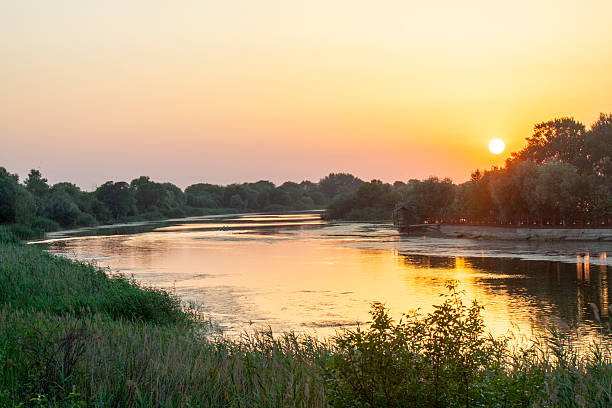 sonnenuntergang auf den fluss  - mississippi river stock-fotos und bilder