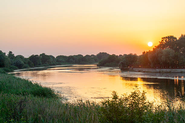 puesta de sol sobre el río  - mississippi fotografías e imágenes de stock