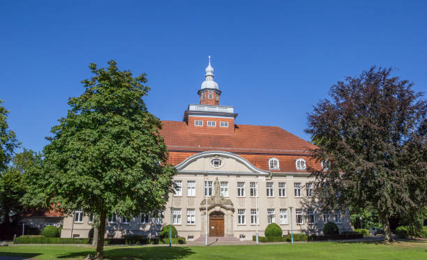 amtsgericht w parku miejskim w cloppenburgu - cloppenburg zdjęcia i obrazy z banku zdjęć