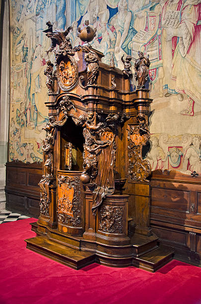 confessionário de madeira bergamo fantoni - confession booth curtain church nobody - fotografias e filmes do acervo