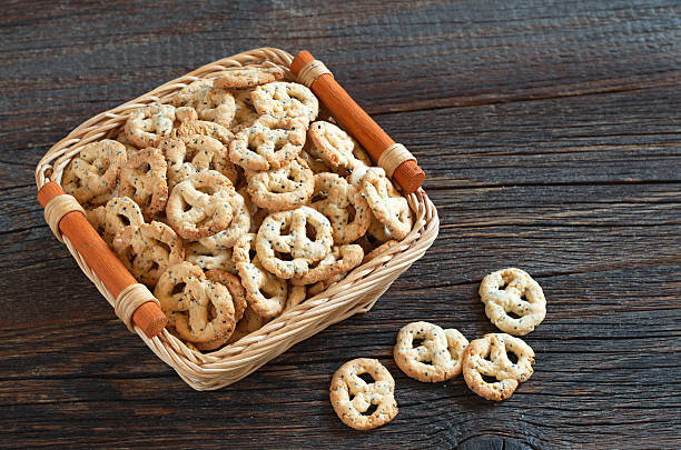 bretzels salés au fromage - twisted cheese biscuit pastry photos et images de collection