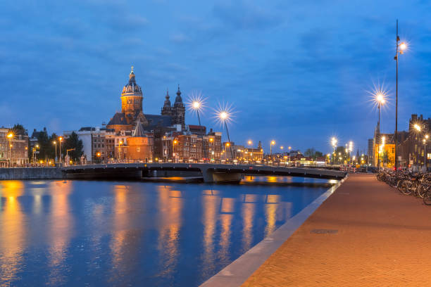 istock Night Amsterdam canal and Basilica Saint Nicholas 600386020