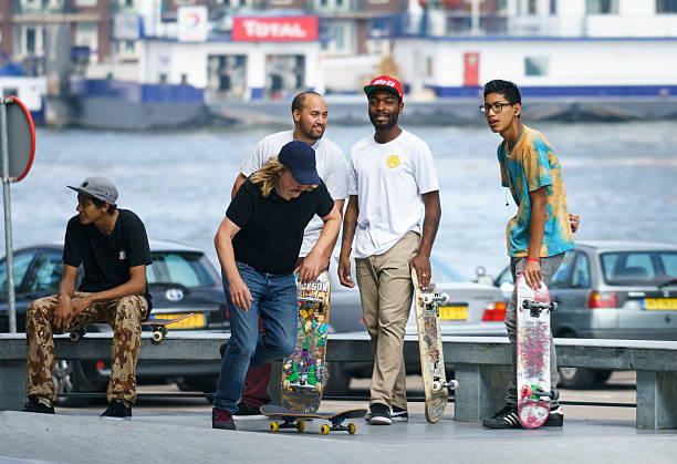 skateboarder hängen aus - skateboard park ramp skateboard graffiti stock-fotos und bilder