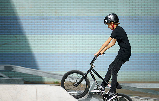 joven motorista con casco - bmx cycling cycling bicycle teenager fotografías e imágenes de stock