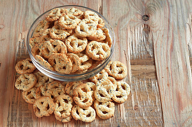 bretzels salés au fromage - twisted cheese biscuit pastry photos et images de collection