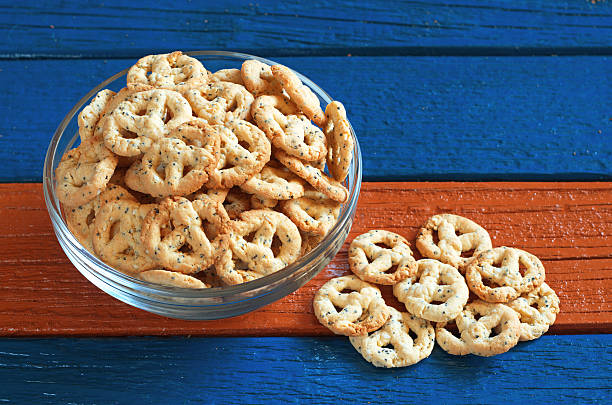 bretzels salés au fromage - twisted cheese biscuit pastry photos et images de collection