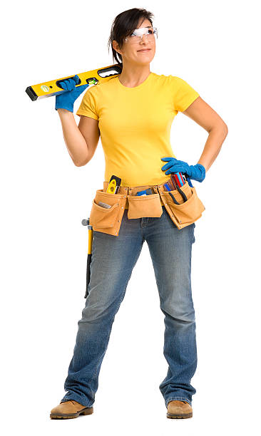 白い上にツールベルトを持つ請負業者の大工建設労働者の女性 - home improvement carpentry construction work tool ストックフォトと画像