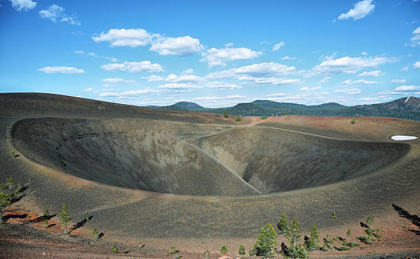 кратер золушки, вулканический национальный парк лассен - lassen volcanic national park стоковые фото и изображения