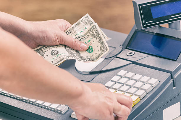 cashier holdnig banknotes - cash register register wealth checkout counter imagens e fotografias de stock