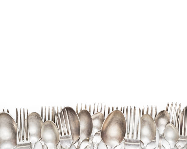 fourchettes et cuillères en argent vintage vieillies bord isolées - tablespoon old scratched spoon photos et images de collection