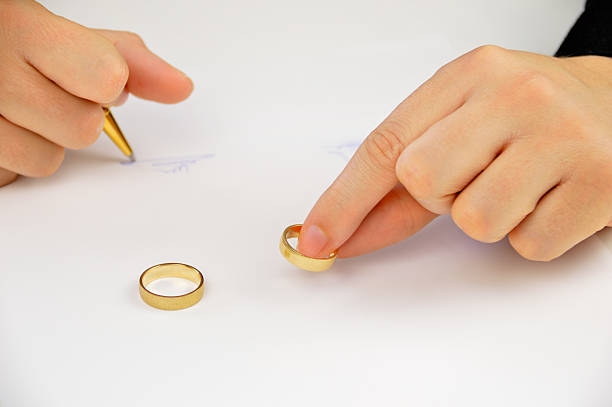 istock signing the divorce decree 600395032