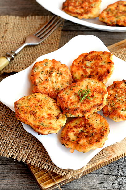 istock Fried fish cutlets with dill on a plate 600396912