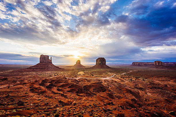 sonnenaufgang im monument valley - panoramic canyon arizona scenics stock-fotos und bilder