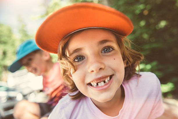 feliz camper - human teeth child smiling family fotografías e imágenes de stock