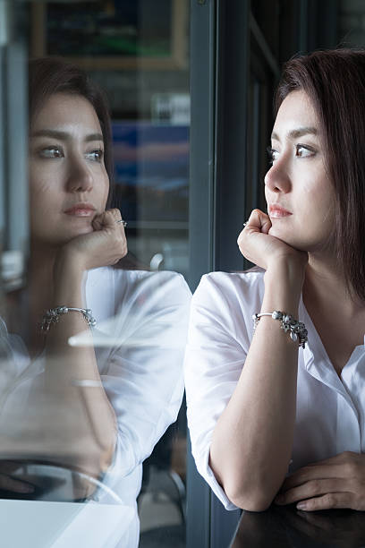 istock Girl Is sitting And Looking For Something Outside. 600402726