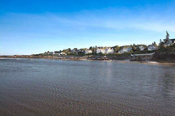 istock Rocks of Marginal Way and Waterfront Houses, Ogunquit, Maine. 600403196