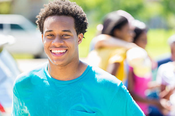 un adolescente afroamericano fiducioso partecipa alla raccolta fondi per l'autolavaggio - teenage boys teenager teenagers only adolescence foto e immagini stock