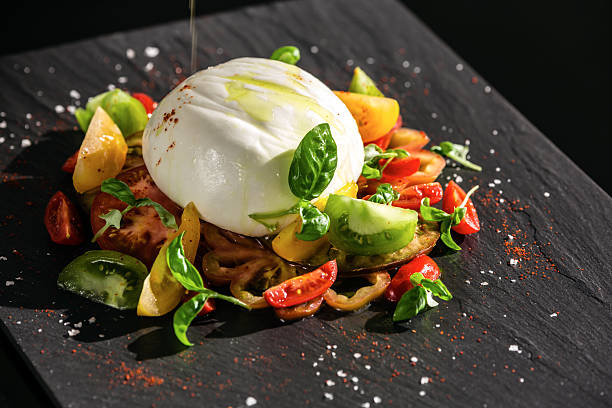 burrata mit heirloom tomate - italian salad - fotografias e filmes do acervo