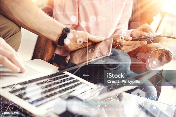 Globale Strategie Virtuelle Ikone Innovation Graph Interfacescoworkers Making Hand Stockfoto und mehr Bilder von Abschicken