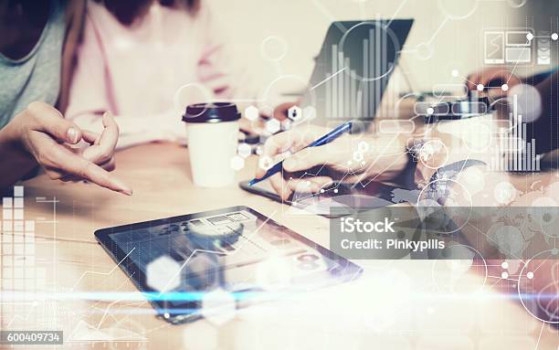 Globale Strategie Virtuelle Ikone Innovation Graph Interfacesyoung Business Team Stockfoto und mehr Bilder von Bildung