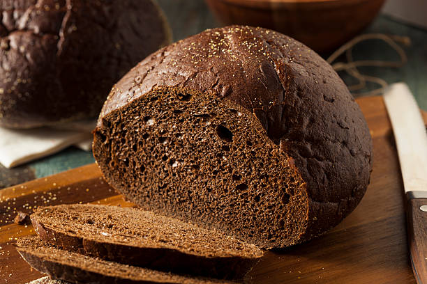 hausgemachte bio pumpernickel roggen brot - bauernbrot stock-fotos und bilder