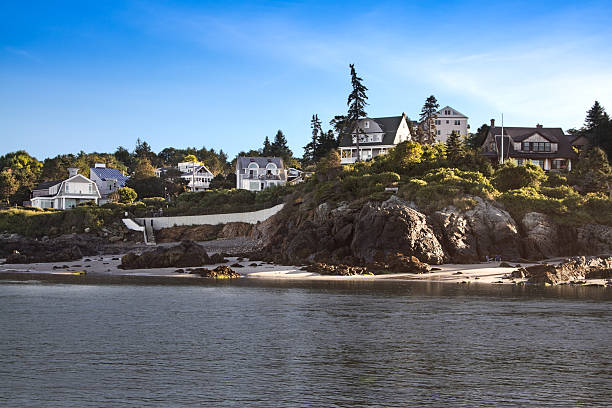 istock Rocks of Marginal Way and Waterfront Houses, Ogunquit, Maine. 600410224