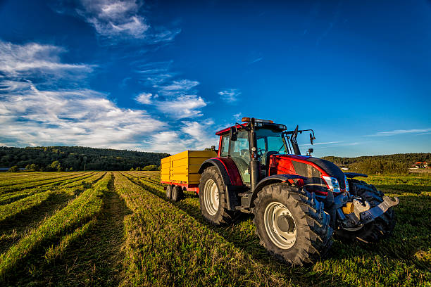 big red tracteur - provender photos et images de collection